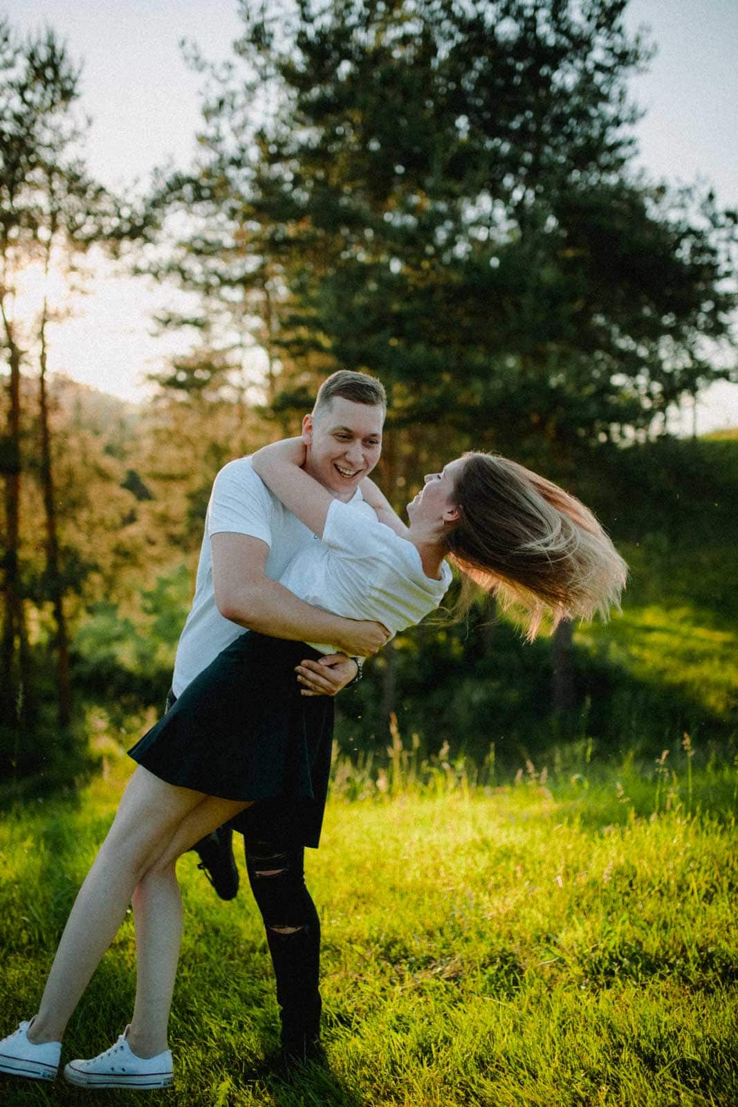 Mann wirbelt seine Frau durch die Luft