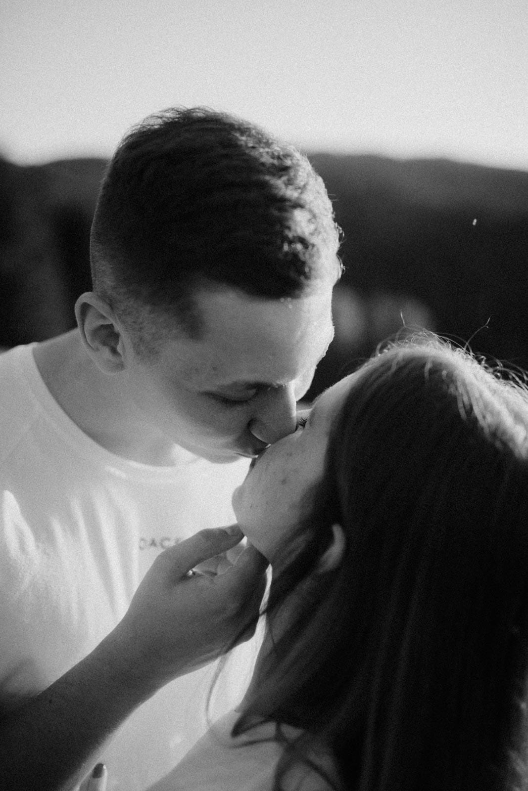 Mann zieht Kinn seiner Frau zu sich