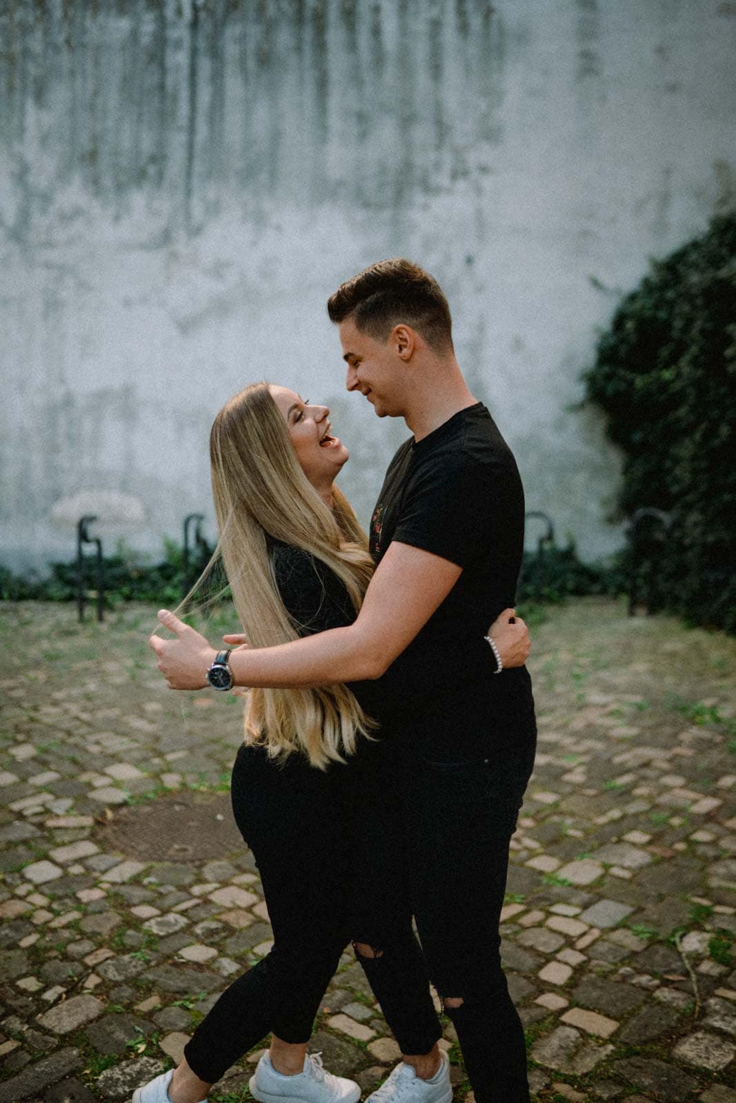 Frau lacht ihren Mann an