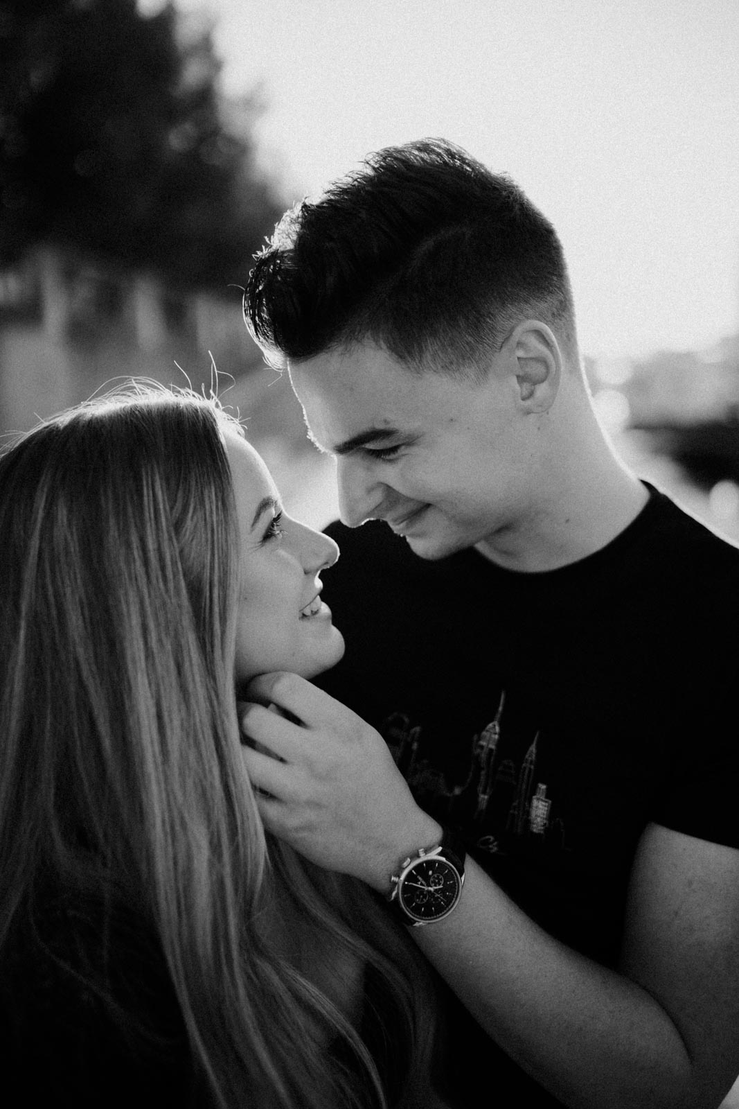 Pärchen blickt sich in Schwarz Weiß an