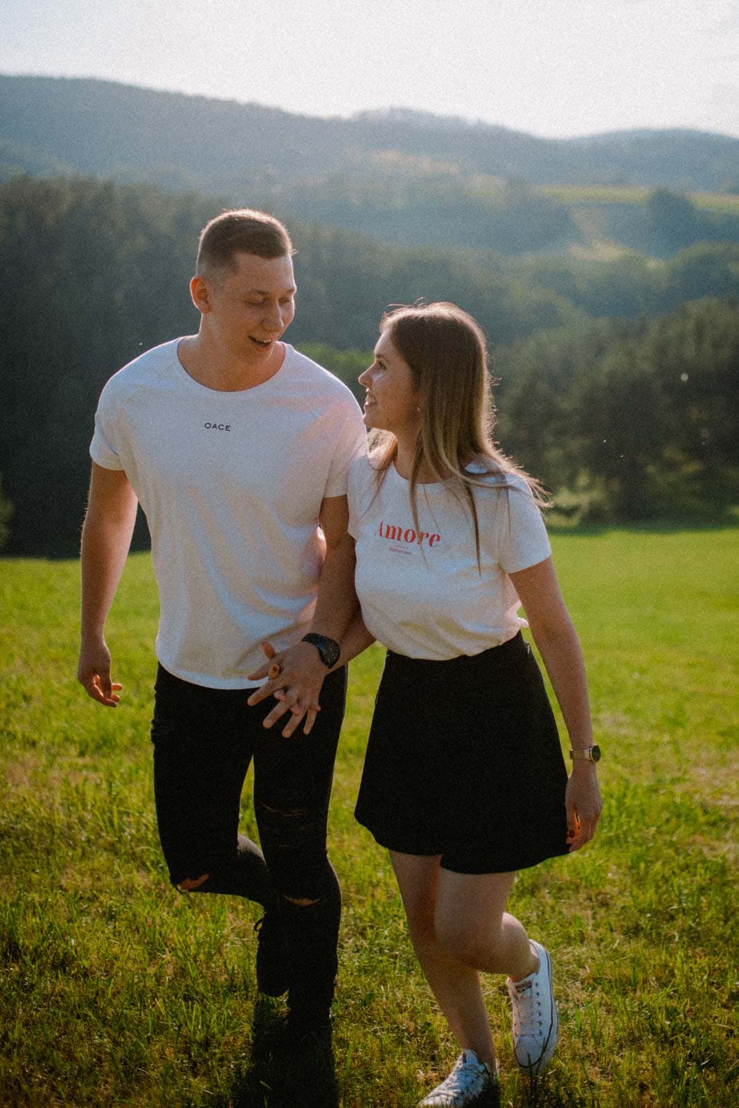 Pärchen hält sich an der Hand bei Fotoshooting