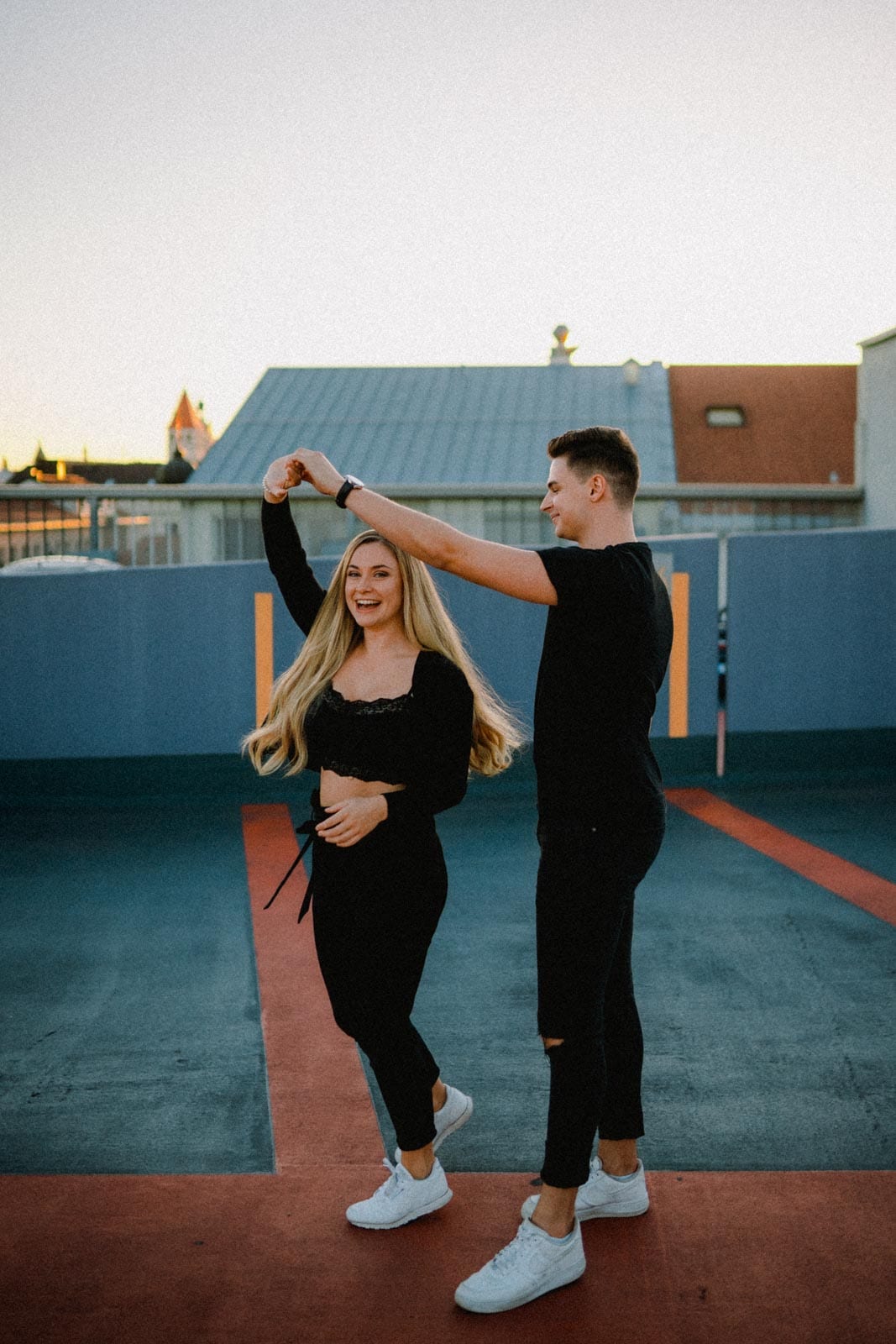 Tanzendes Paar auf dem Parkdeck Dachauplatz