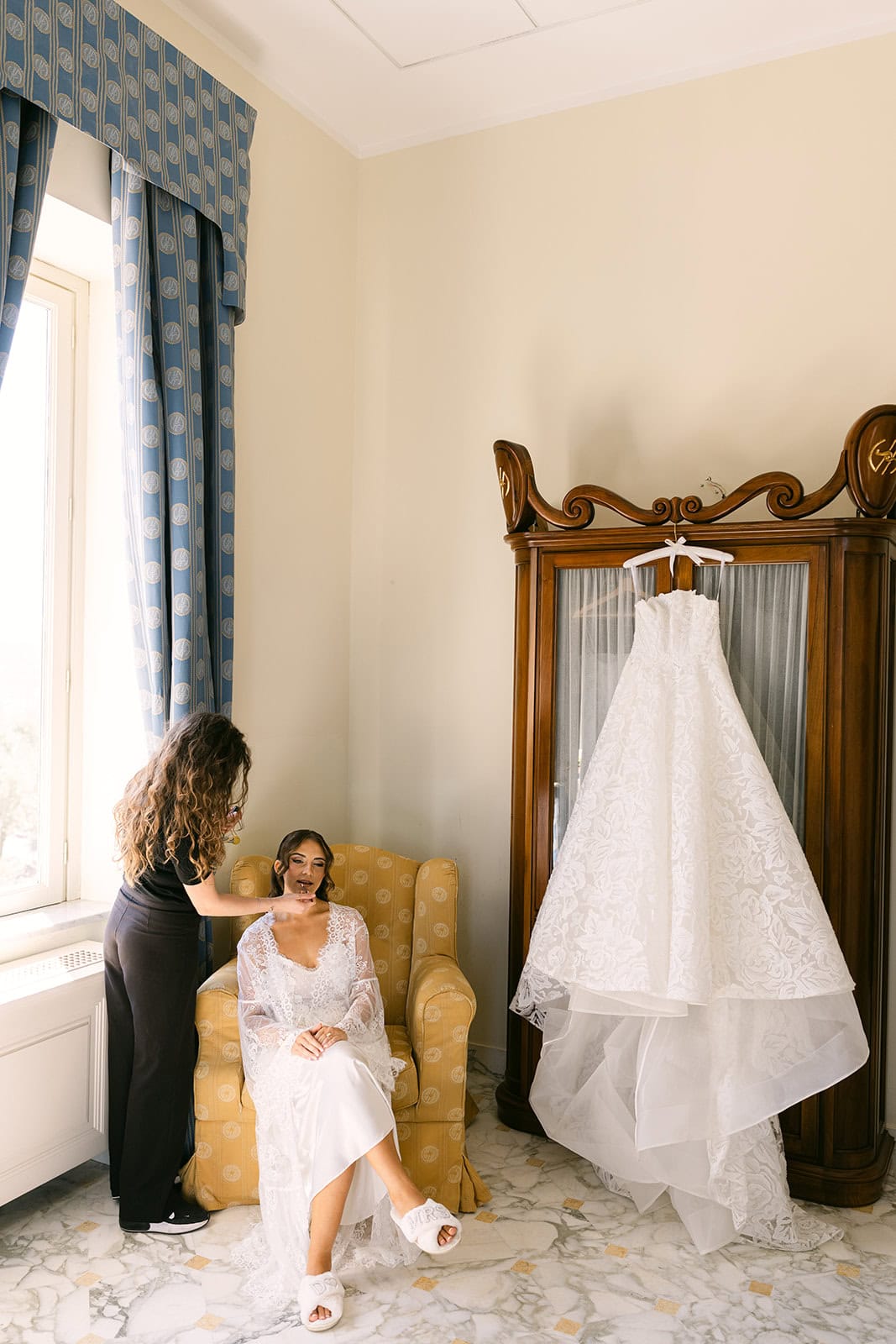 Candid bridal getting ready photos getting her final makeup touches
