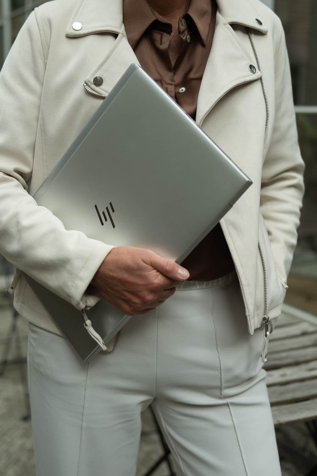 HR mentorka Anetta Franková při práci na notebooku