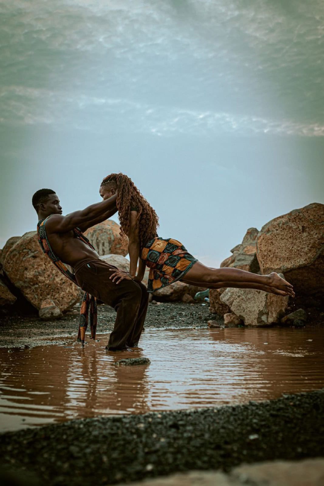 Cours d'acrobatie à Dakar — duo acrobatique en bord de mer