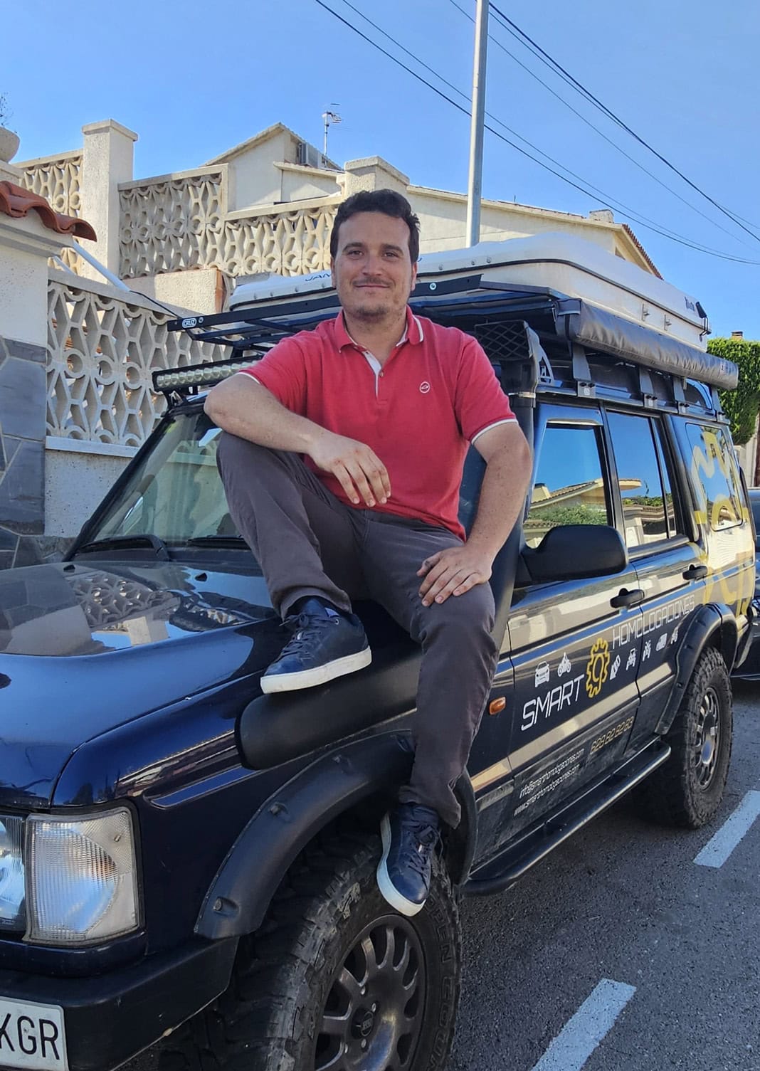 acerca-de-3 Albert Bellver Olaria, sentado en el capó de un 4X4 con homologaciones 4X4