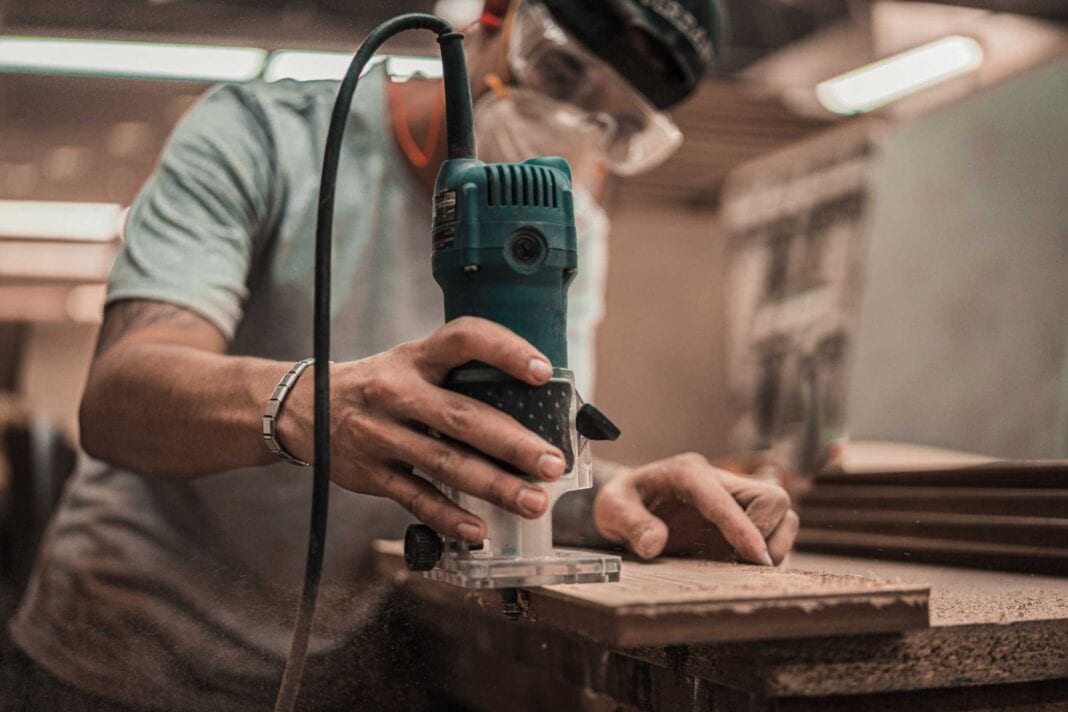 operatore del legno al lavoro