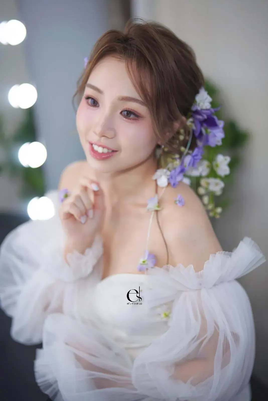 鮮花髮型設計班 8 微笑特寫:年輕女性側臉笑容,髮側以淡紫與白色花朵編入造型,氣質柔和浪漫。