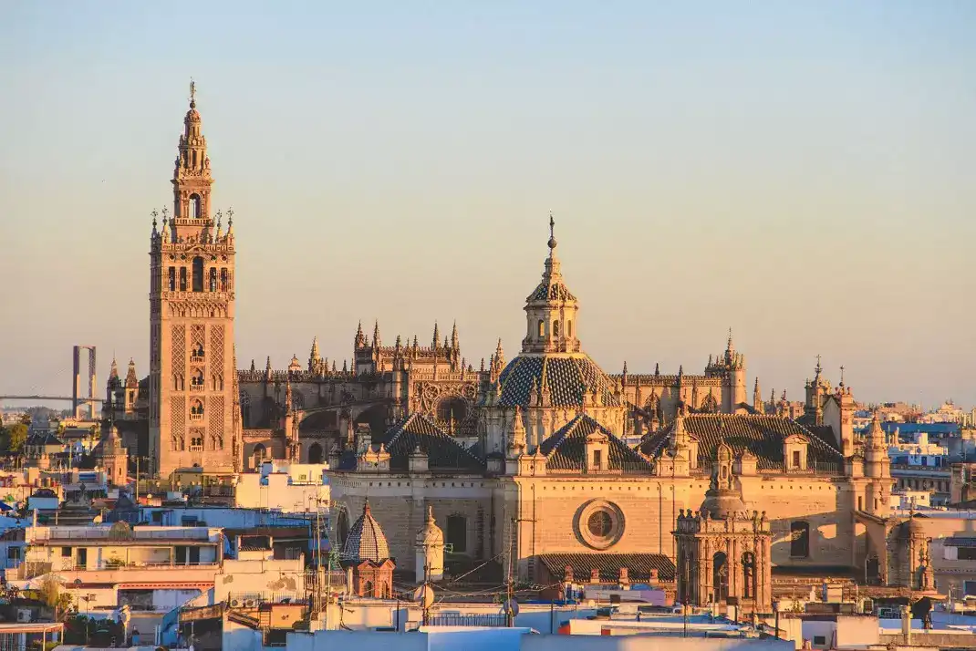 Gil stauffer | sevilla, una ciudad que mezcla alegría y tradición