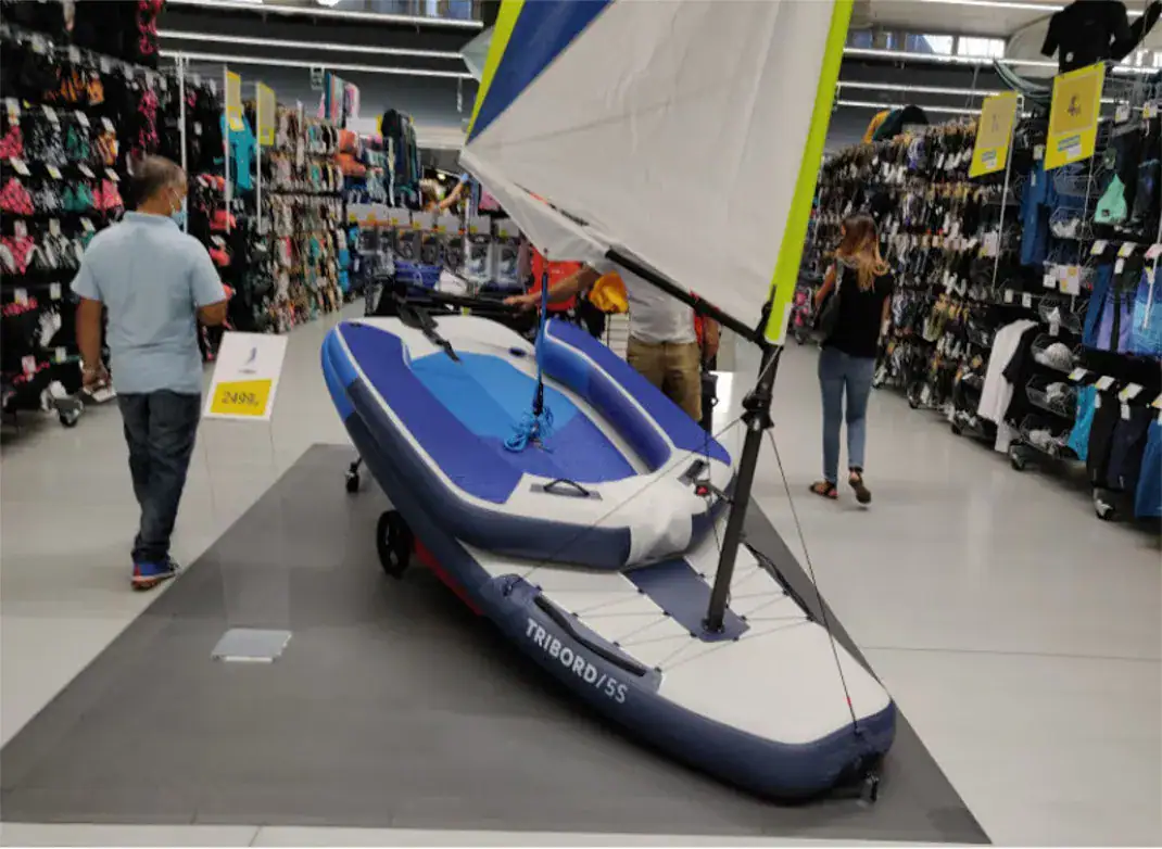 Corsie e scaffalature su pavimento in resina Ultratop System, Decathlon Cagliari
