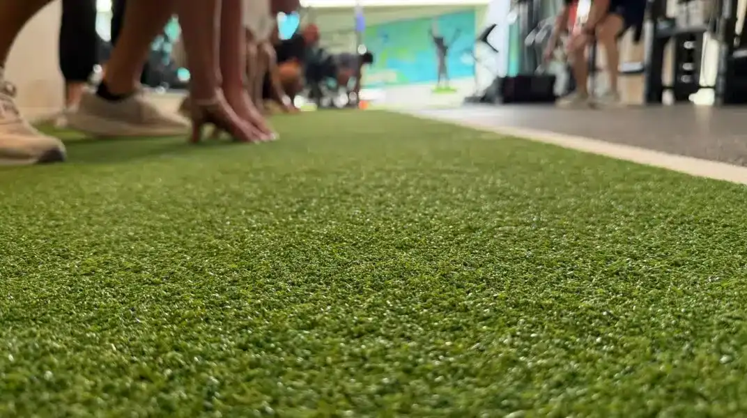 Deelnemers starten samen een oefening tijdens een Healthy Ageing-groepsles bij ProAktiv. in Haacht