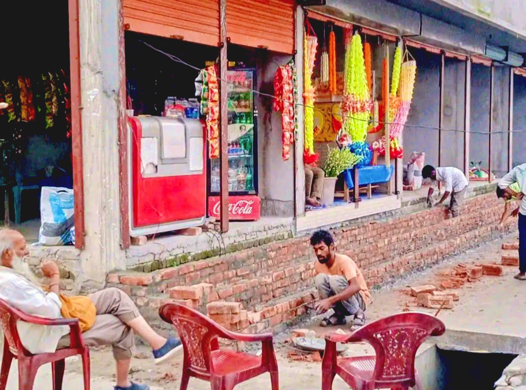 জামালপুরের দয়াময়ী মোড়ে ফুটপাতে ব্যক্তিগত সিঁড়ি