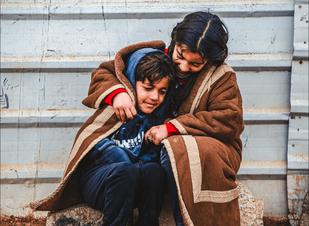 Imagen principal del Informe TENDENCIAS GLOBALES de ACNUR. Este material está disponible según la Atribución 4.0 IGO Internacional de Creative Commons.