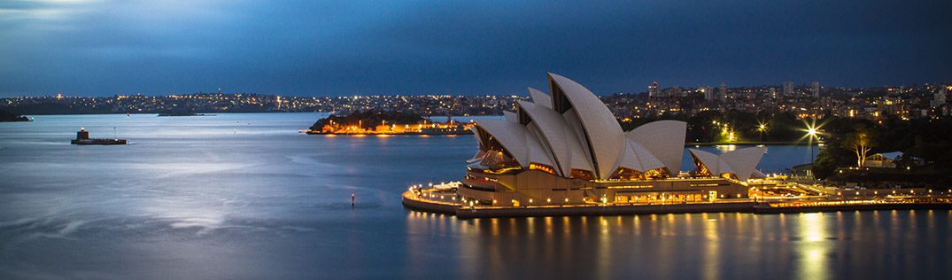 Beautiful picture of Opera House in Sydney at night