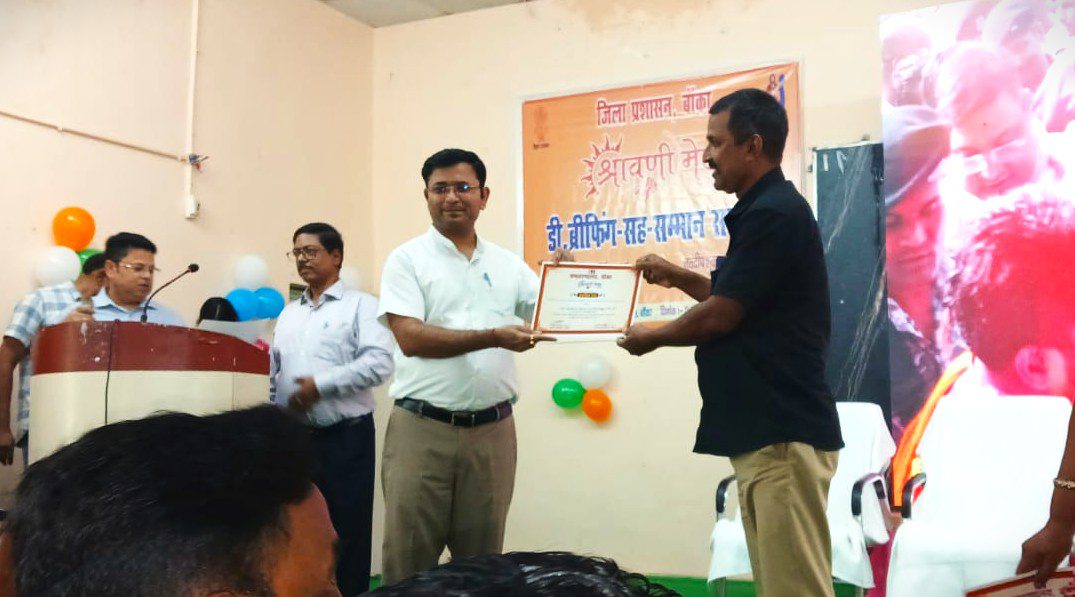 सम्मान पाते हुए