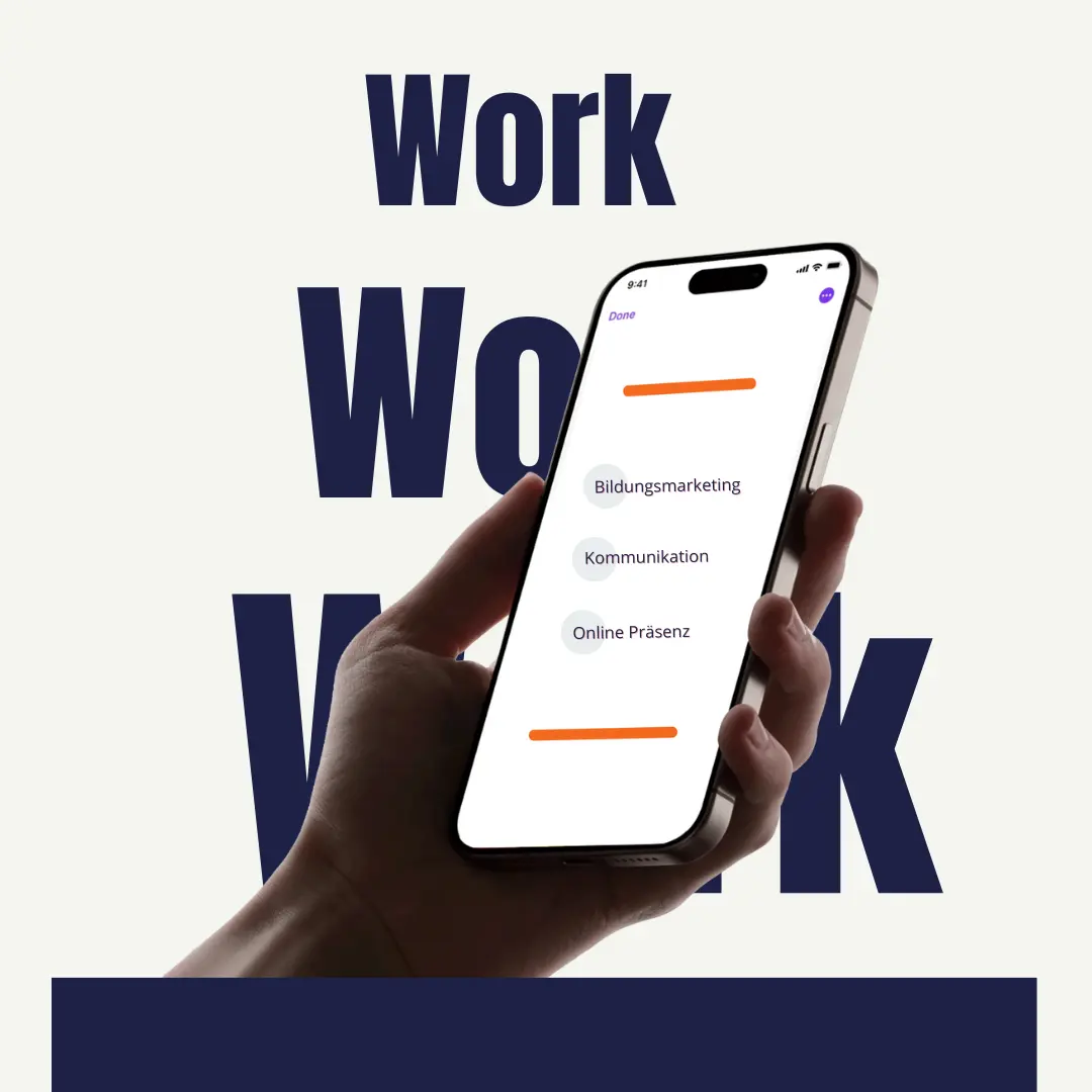 Dieses Bild zeigt eine Hand, die ein Smartphone präsentiert. Auf dem Bildschirm stehen die Begriffe „Bildungsmarketing, Kommunikation, Online Präsenz“. Der Hintergrund zeigt das Wort „WORK“ dreimal übereinander – von klein nach groß – als Symbol für wachsende Wirkung und Sichtbarkeit im digitalen Bildungsmarketing.