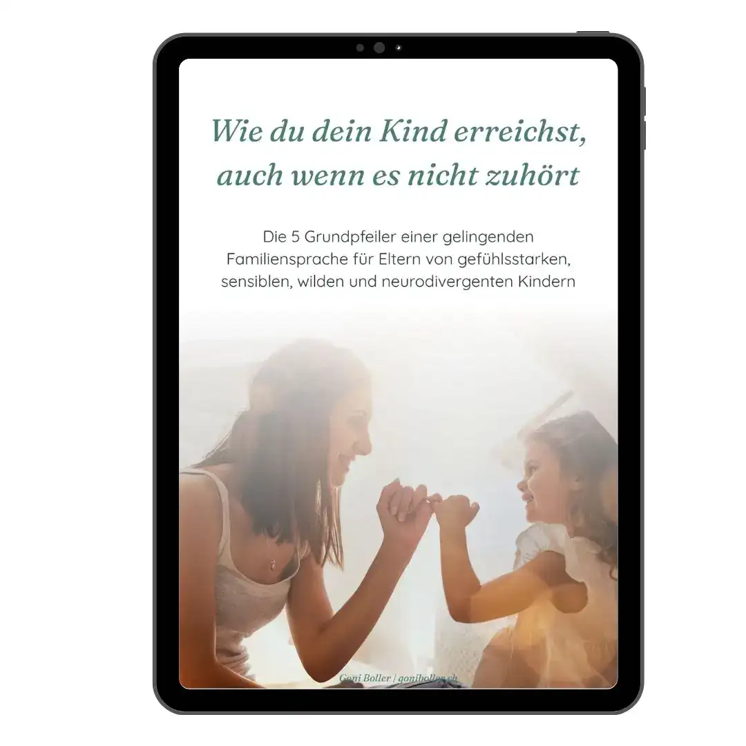 Mutter hält kleinen Finger mit Kind: Wie du dein Kind erreichst, auch wenn es nicht zuhört