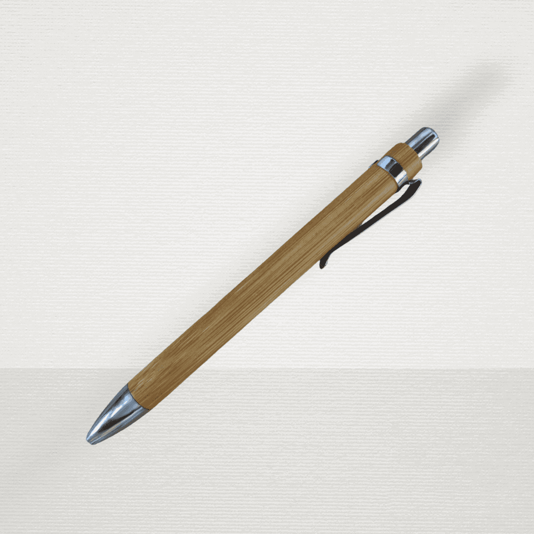 Houten balpen met metalen punt en clip, liggend op wit papier.