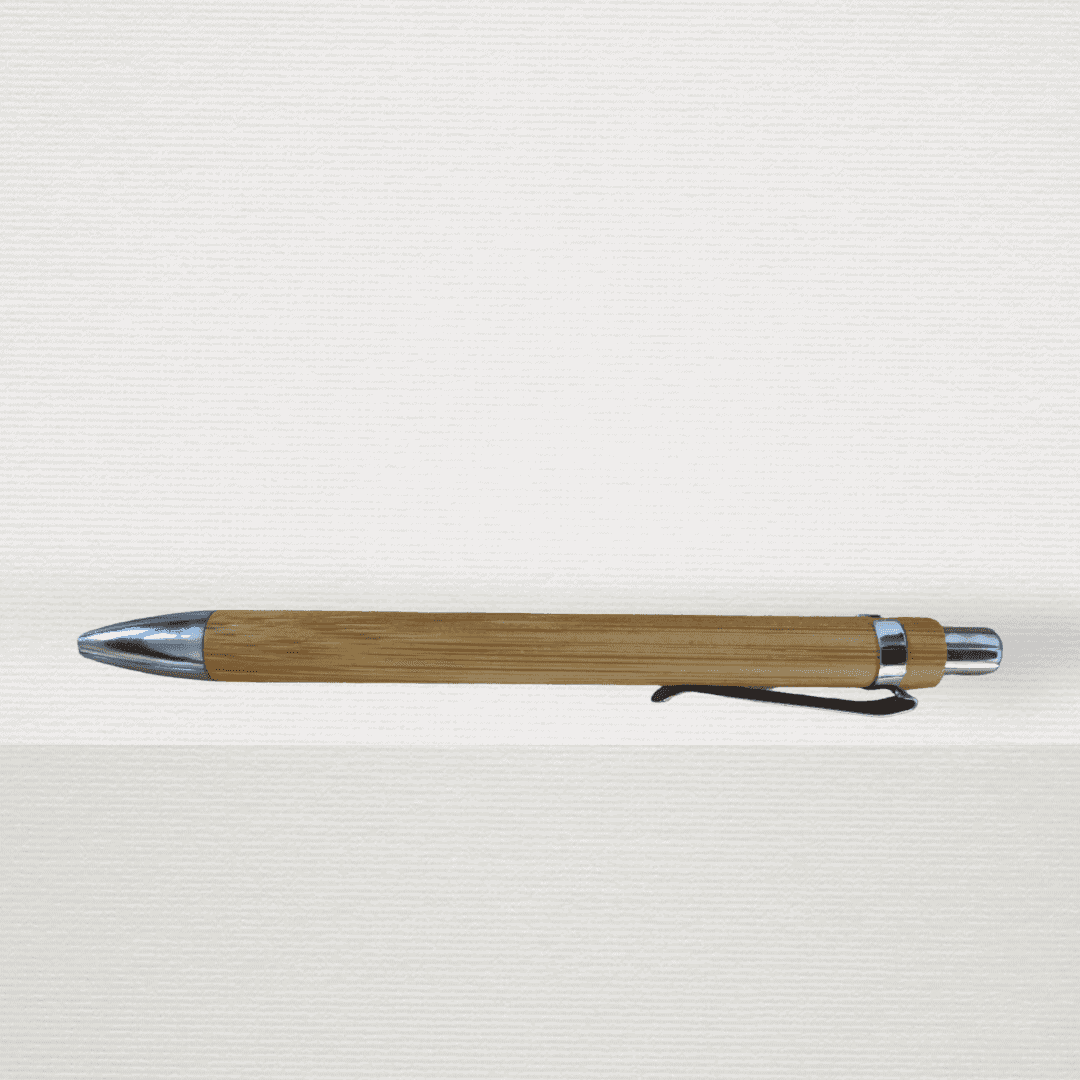 Houten balpen met metalen punt en clip, minimalistisch ontwerp voor schrijven.