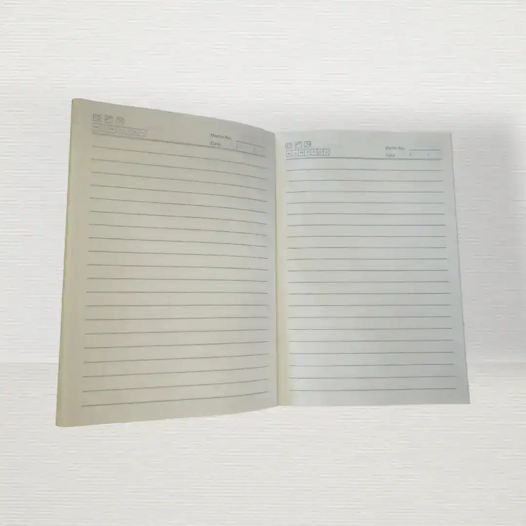 Notitieboek met blanco pagina's voor schrijven en plannen.