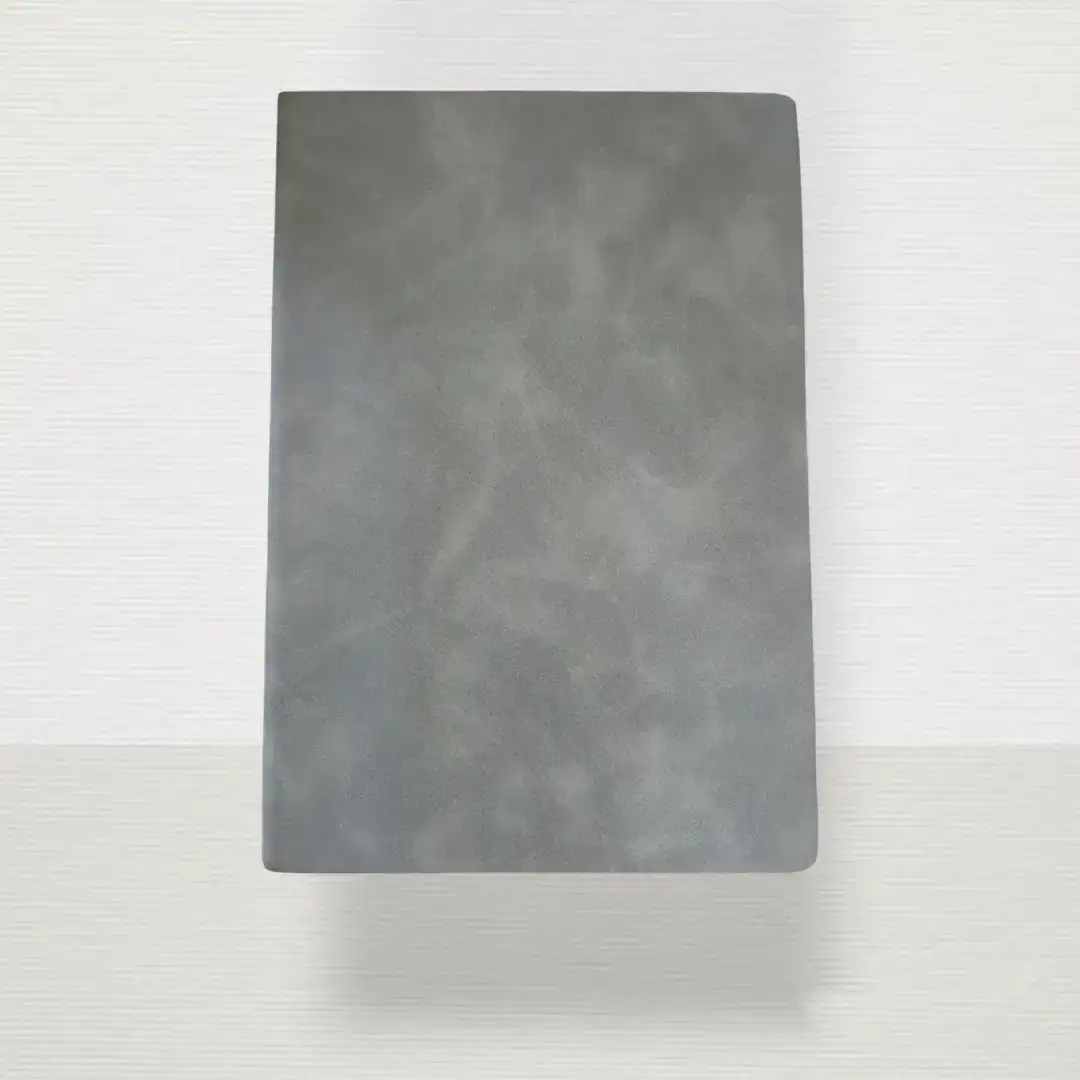 Laptop met grijze behuizing op witte achtergrond, minimalistisch ontwerp.