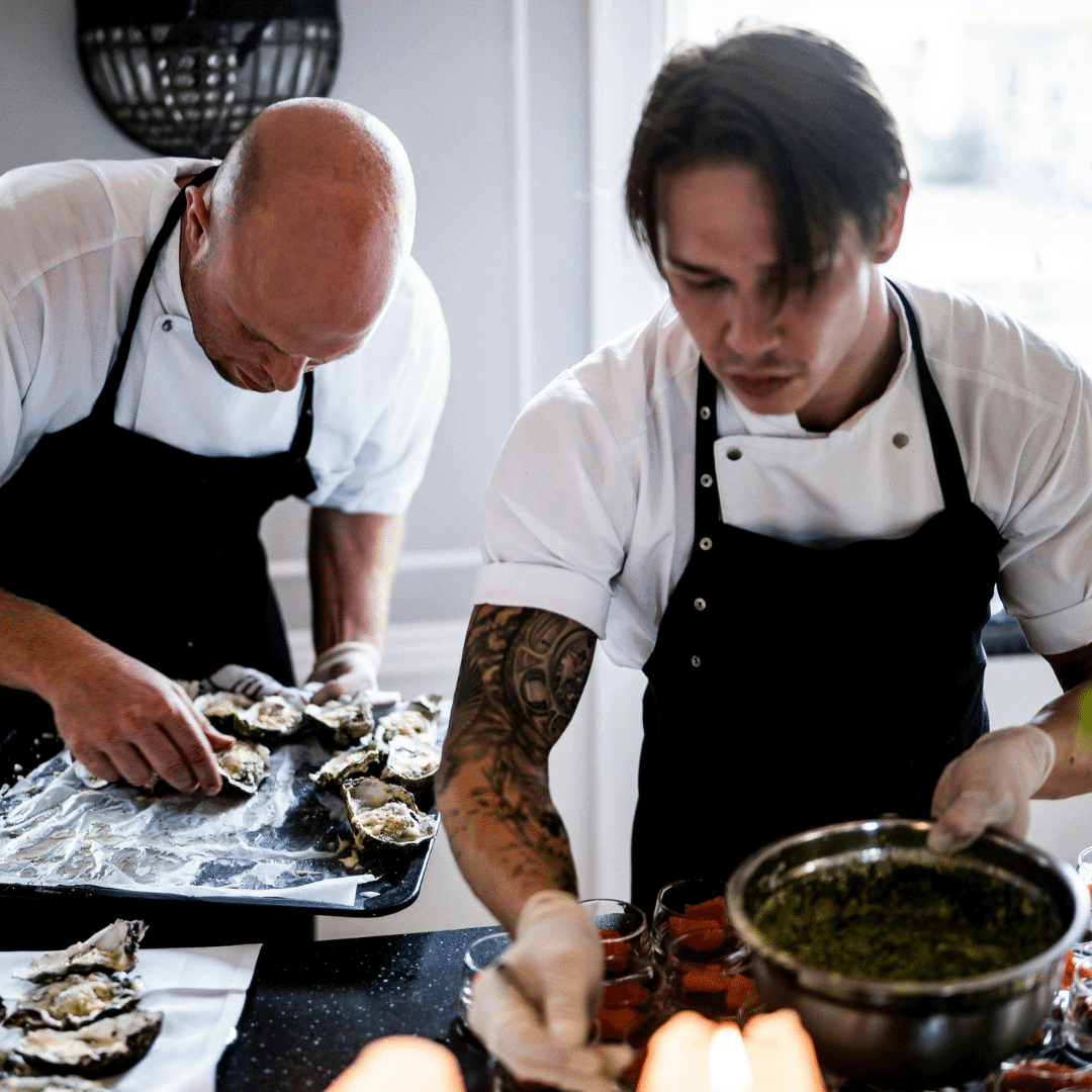 traiteurs preparant un diner pour un mariage