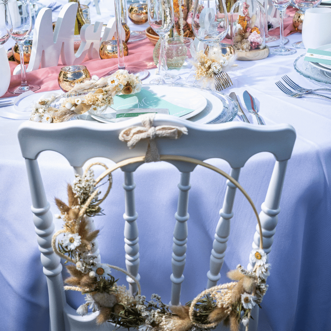 Chaise Napoléon avec une couronne de fleurs séchées lors d'un mariage bohème en Savoie