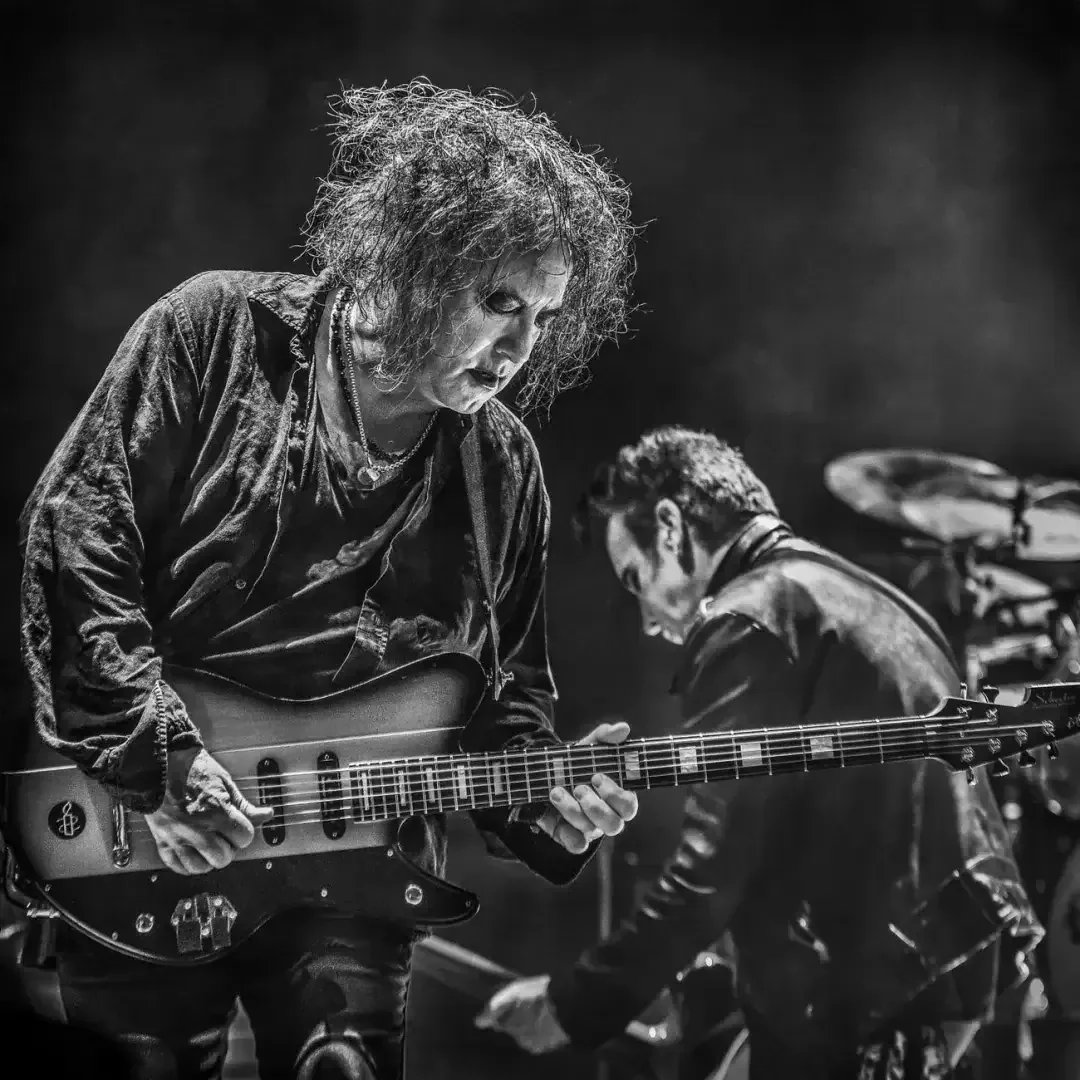 Photo de The Cure par Eric CANTO, groupe culte du goth rock avec Robert Smith au centre
