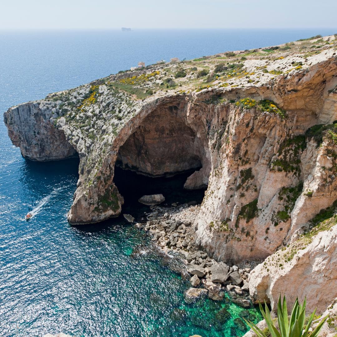 Leuchtend blaues Wasser in der Blauen Grotte auf Malta – instagrammable Naturwunder und Fotospot im Mittelmeer