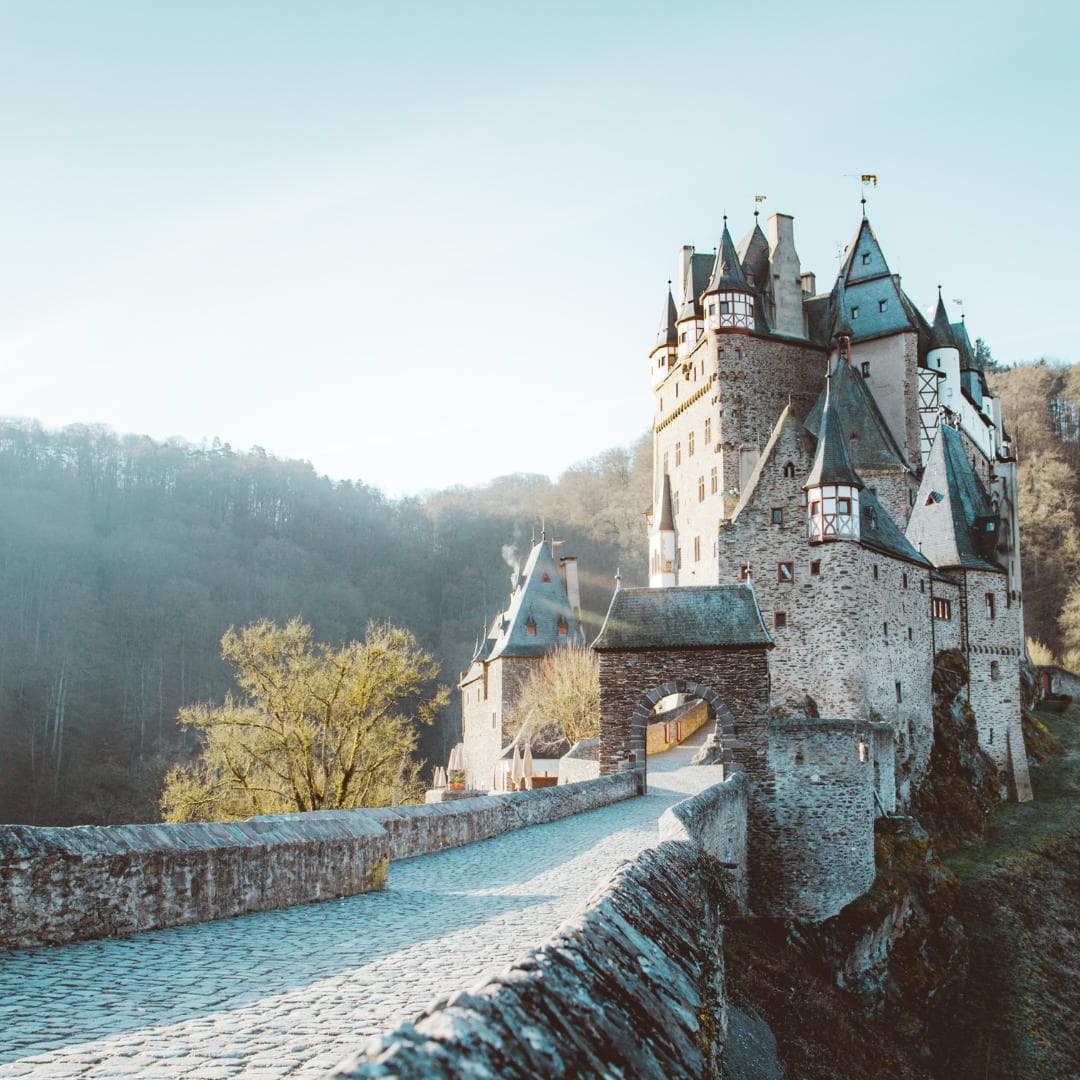 Frontansicht der instagrammable Burg Eltz – Fotospot in Deutschland mit beeindruckender Architektur und historischer Kulisse