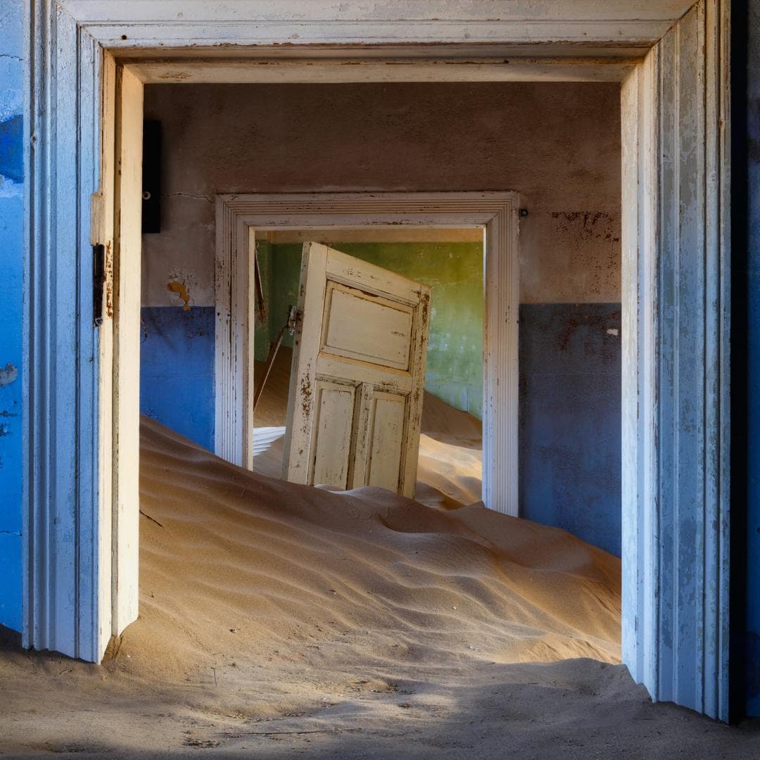 Zimmer voller Wüstensand in der Geisterstadt Kolmanskop – instagrammable Fotospot in Namibia