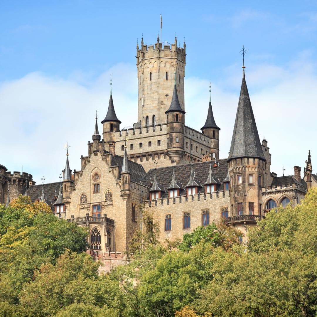 Schloss Marienburg in grüner Naturkulisse – Instagram-taugliches Schloss und beliebter Fotospot bei Hannover