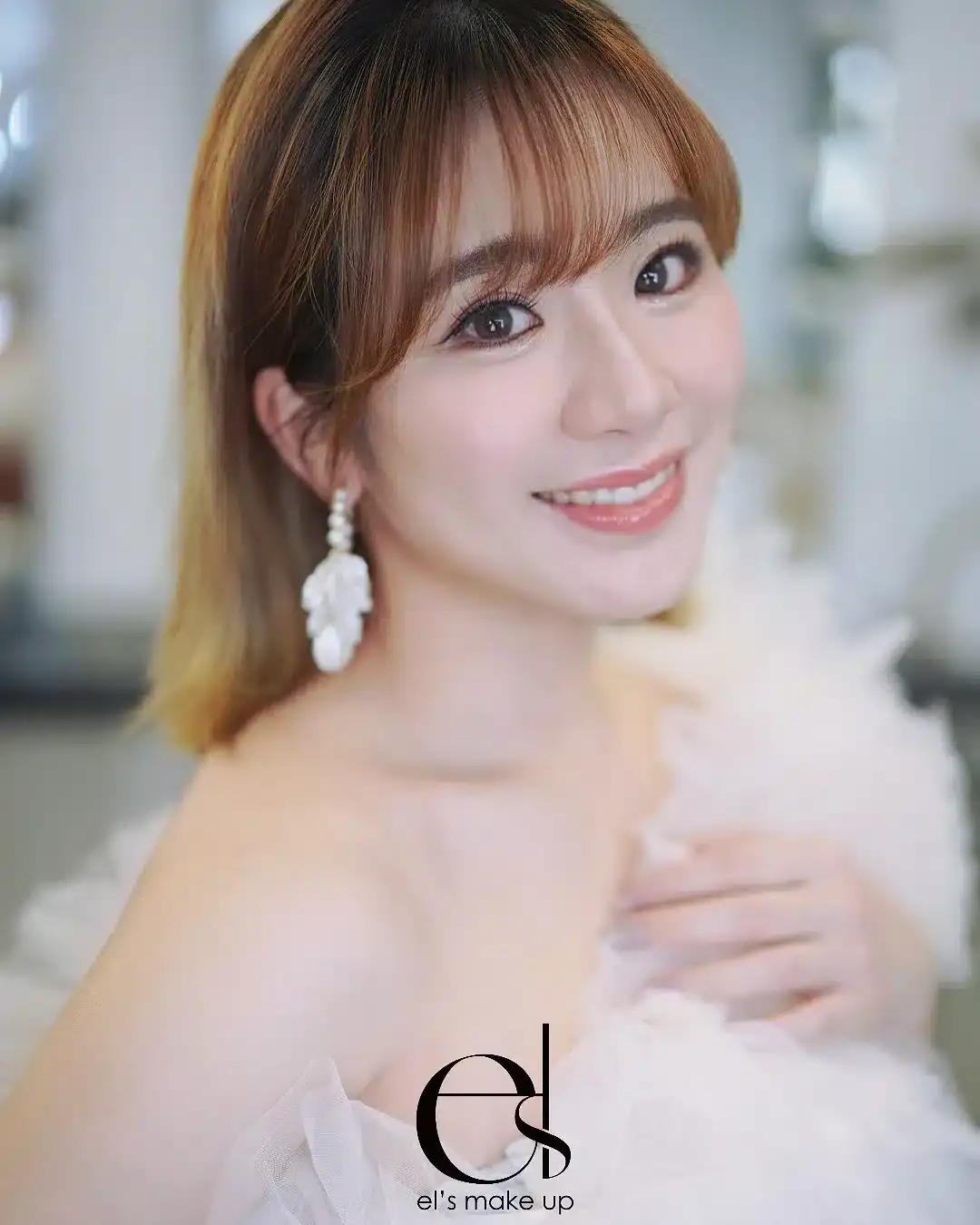 新娘化妝作品集 5 香港新娘化妝師 Elise Yip 打造之清透高透光新娘底妝,搭配甜美空氣瀏海與粉嫩唇色,防黃光暗沉,適合香港酒店午宴、註冊處證婚及輕婚禮新娘造型。