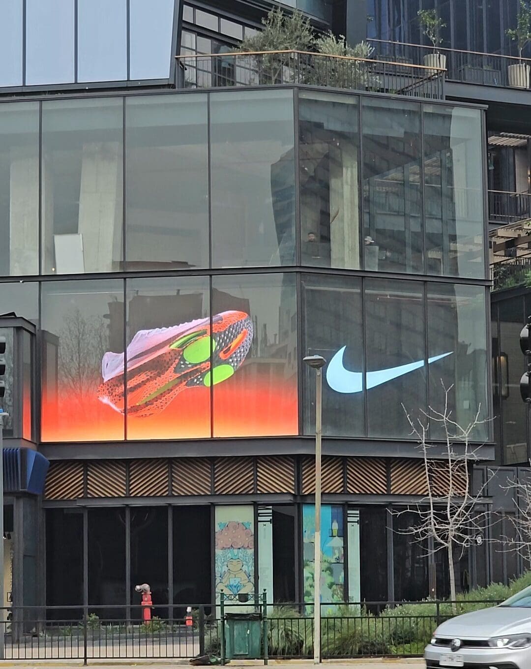 Pantalla LED exterior Nike instalada por PLED en MUT, Metro Tobalaba, Santiago