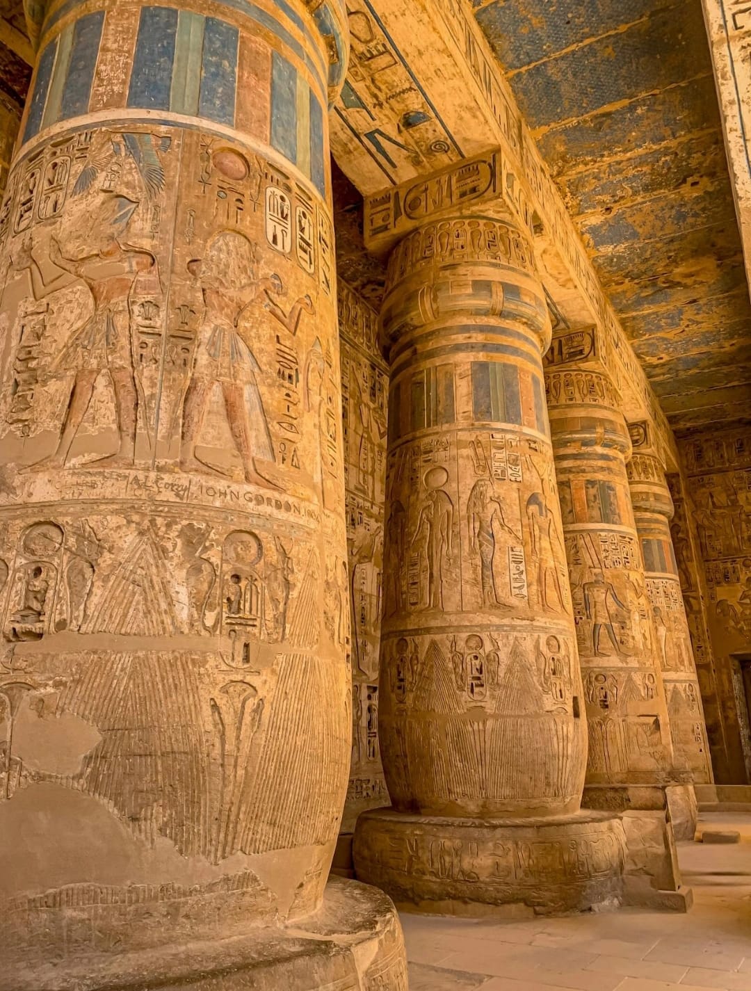 Medinet Habu Tempel Luxor Besuch im Rahmen der Luxor 2 Tage Rundreise ab El Quseir mit Hotel – gut erhaltene Farben und Reliefs im Tempel von Ramses III