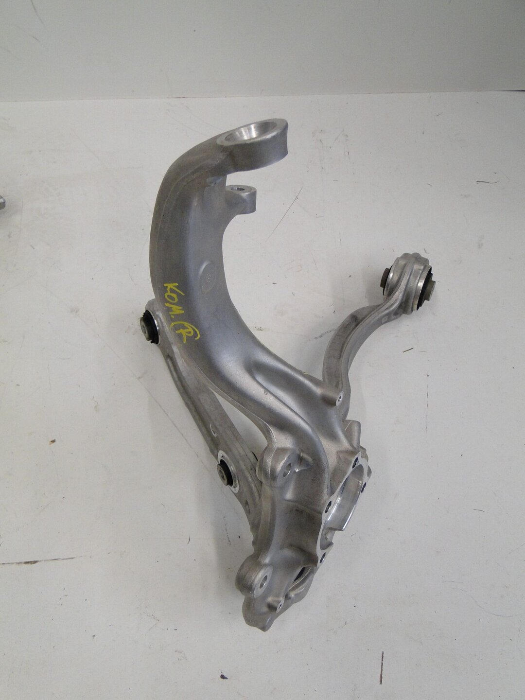 MERCEDES E KLASA 214 W214 ZWROTNICA PRZEDNIA PRAWA WAHACZE A2143320200 - obrazek 3