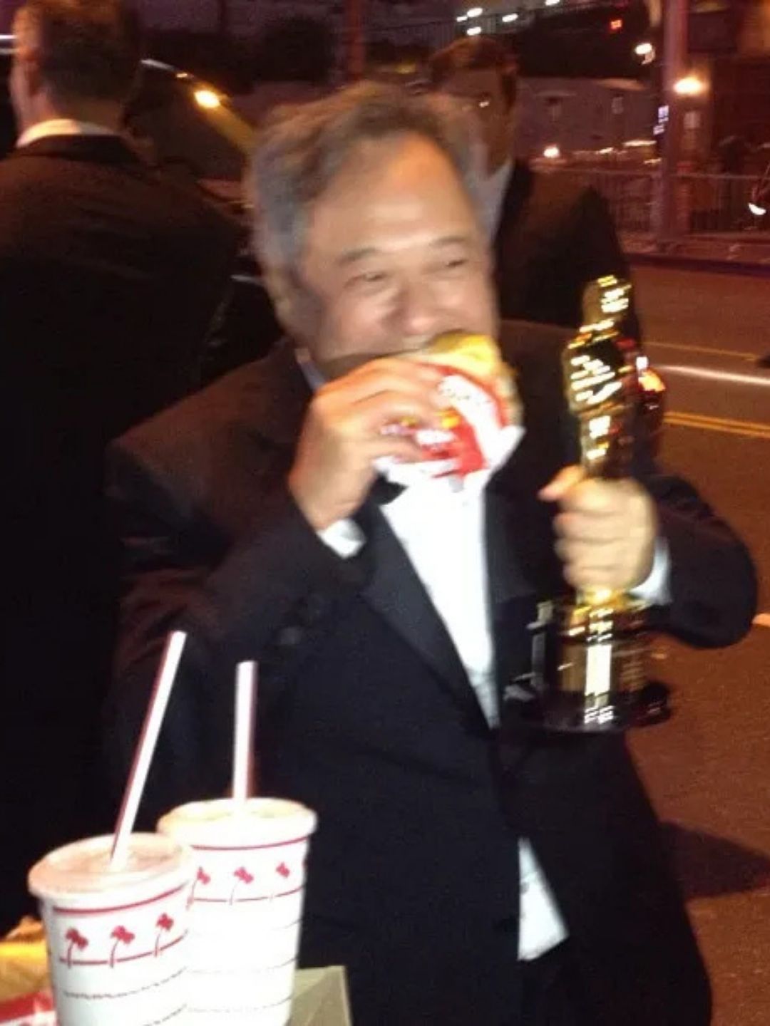 Tras ganar el Oscar a Mejor Director por "La Vida de Pi" en 2013, Ang Lee fue fotografiado comiendo una hamburguesa de la cadena In-N-Out en la fiesta posterior.