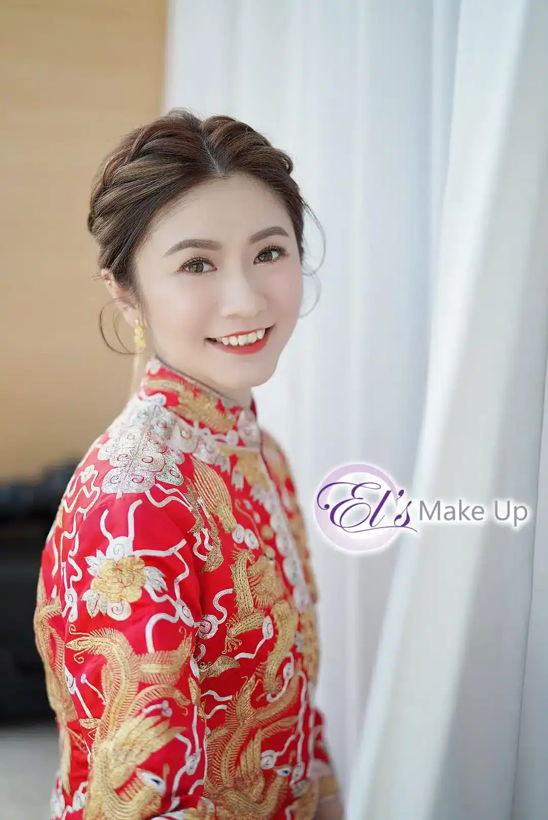 新娘化妝價目優惠 9 El's Make Up 酒店出門敬茶造型:經典紅底金銀線龍鳳褂,配搭大氣中式編髮盤髮與溫柔紅唇,於酒店套房向長輩敬茶,大方得體。
