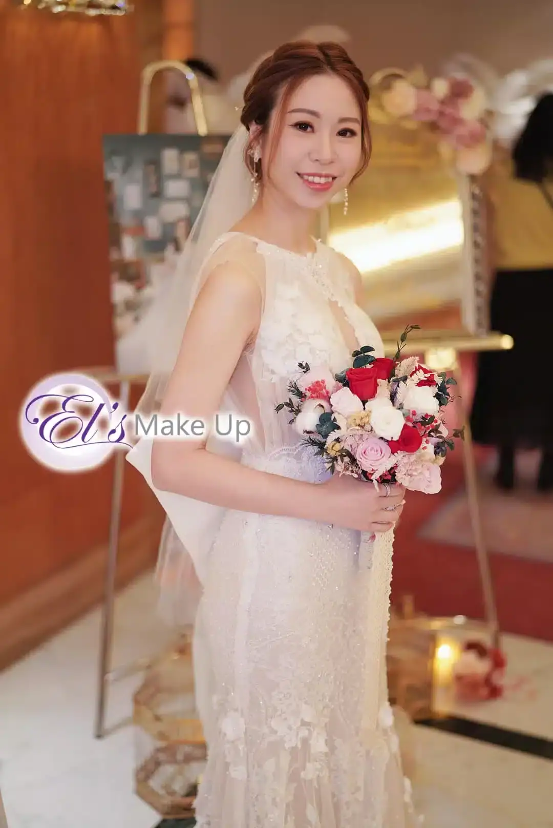 新娘化妝價目優惠 10 El's Make Up 酒店證婚新娘造型:經典蕾絲拖尾婚紗配搭優雅編髮與輕盈白紗,在新娘秘書協助下於酒店出門房準備,營造浪漫動人的出門儀式感。