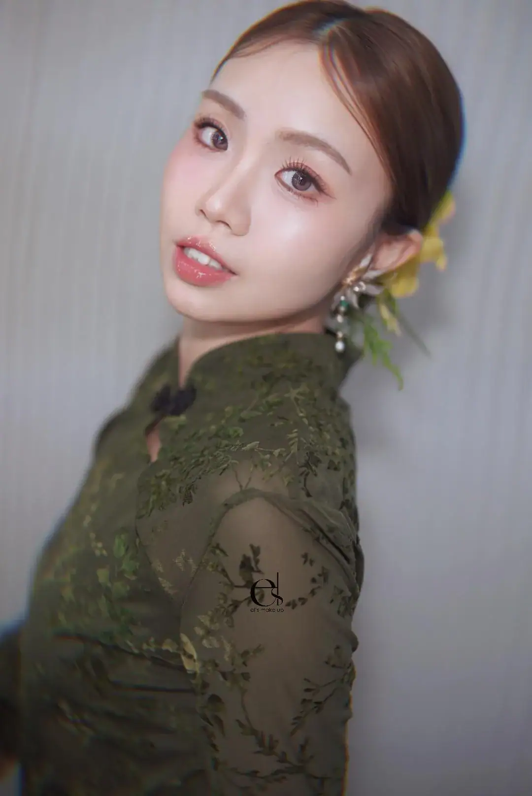 鮮花髮型設計班 14 微笑特寫:年輕女性側臉笑容,髮側以淡紫與白色花朵編入造型,氣質柔和浪漫。