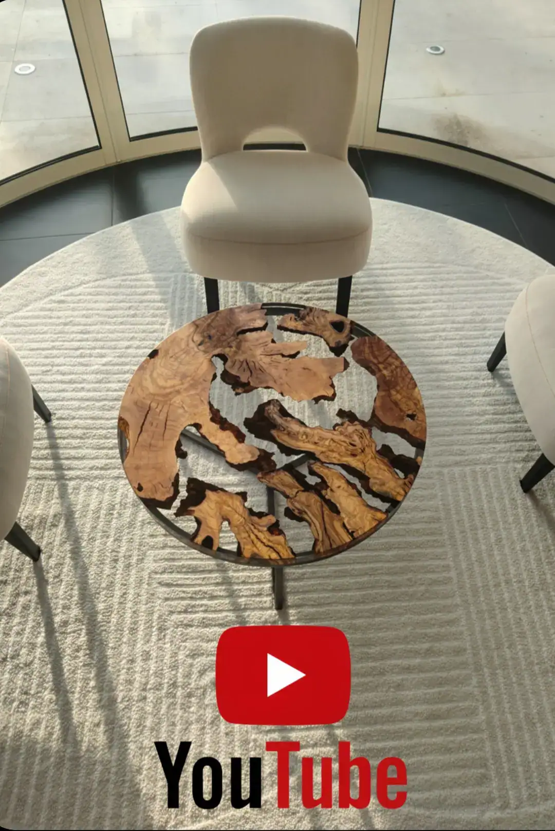 Table basse ronde design avec plateau en loupe d'olivier et résine époxy transparente effet archipel sur piètement métal noir
