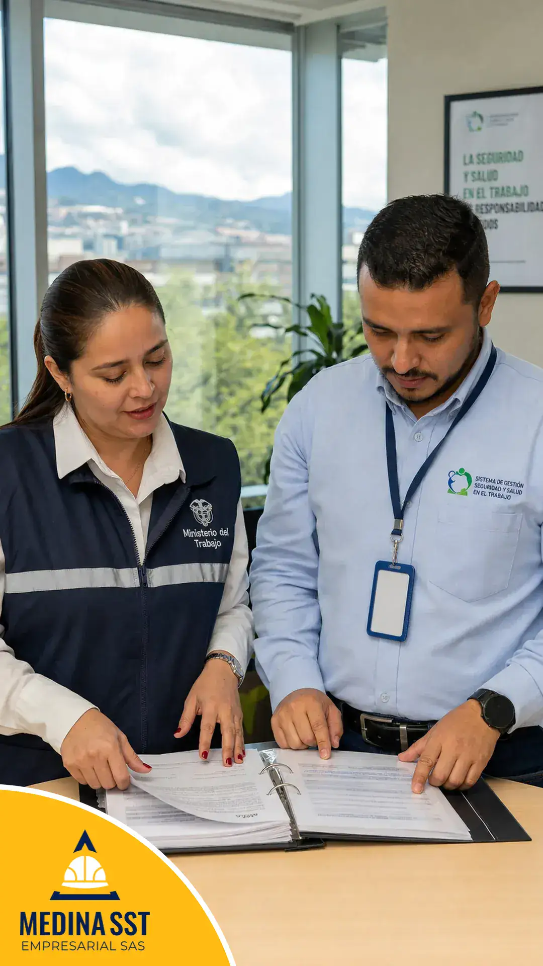 La evidencia que revisa una visita del Ministerio de Trabajo Inspector revisando junto al responsable del SG-SST las evidencias de ejecución del plan de trabajo anual en una empresa