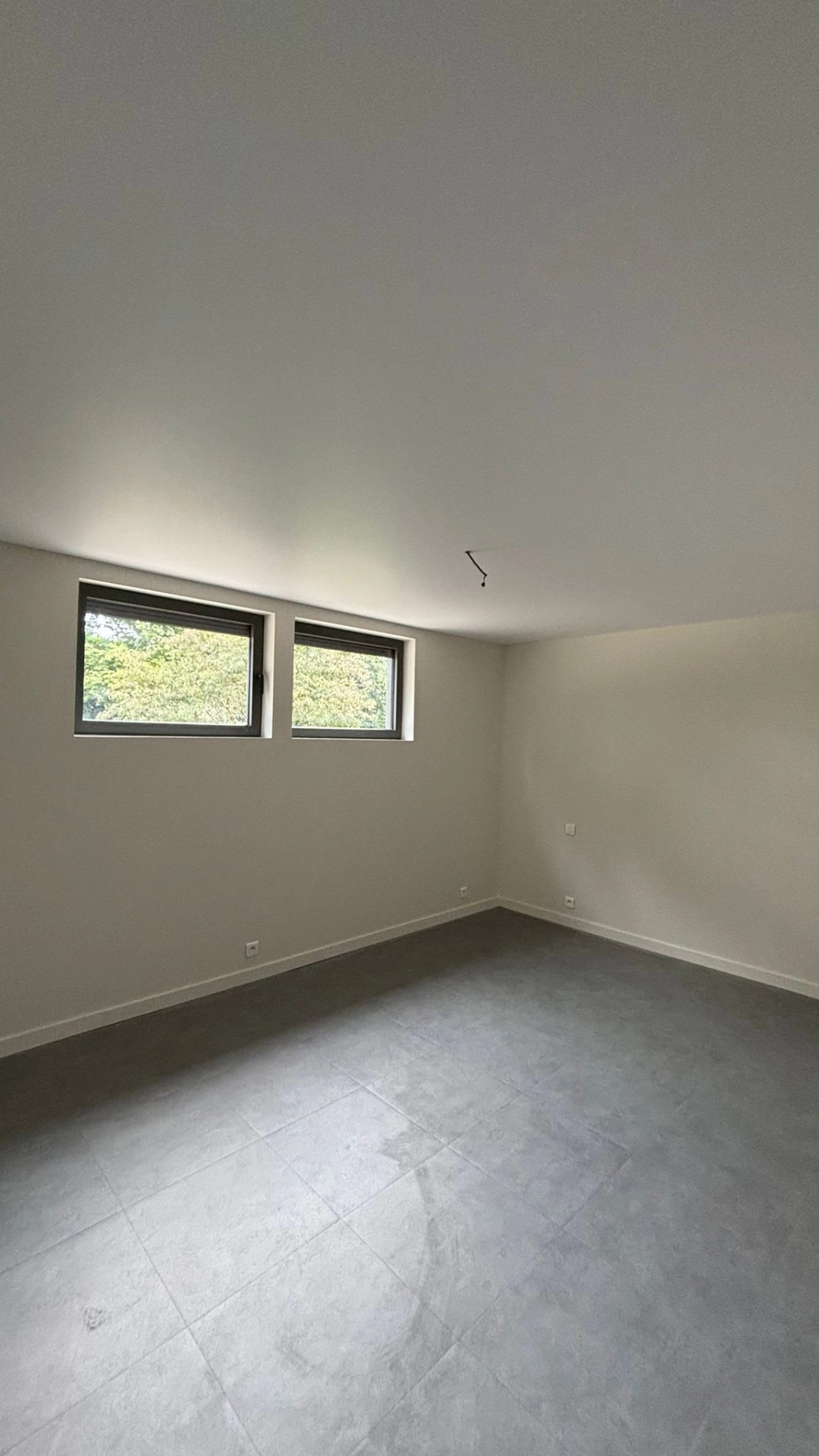 Exemple de plafond tendu blanc dans une pièce vide