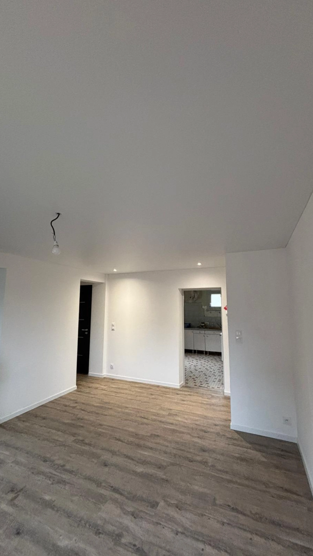 Exemple de plafond tendu blanc dans une pièce vide