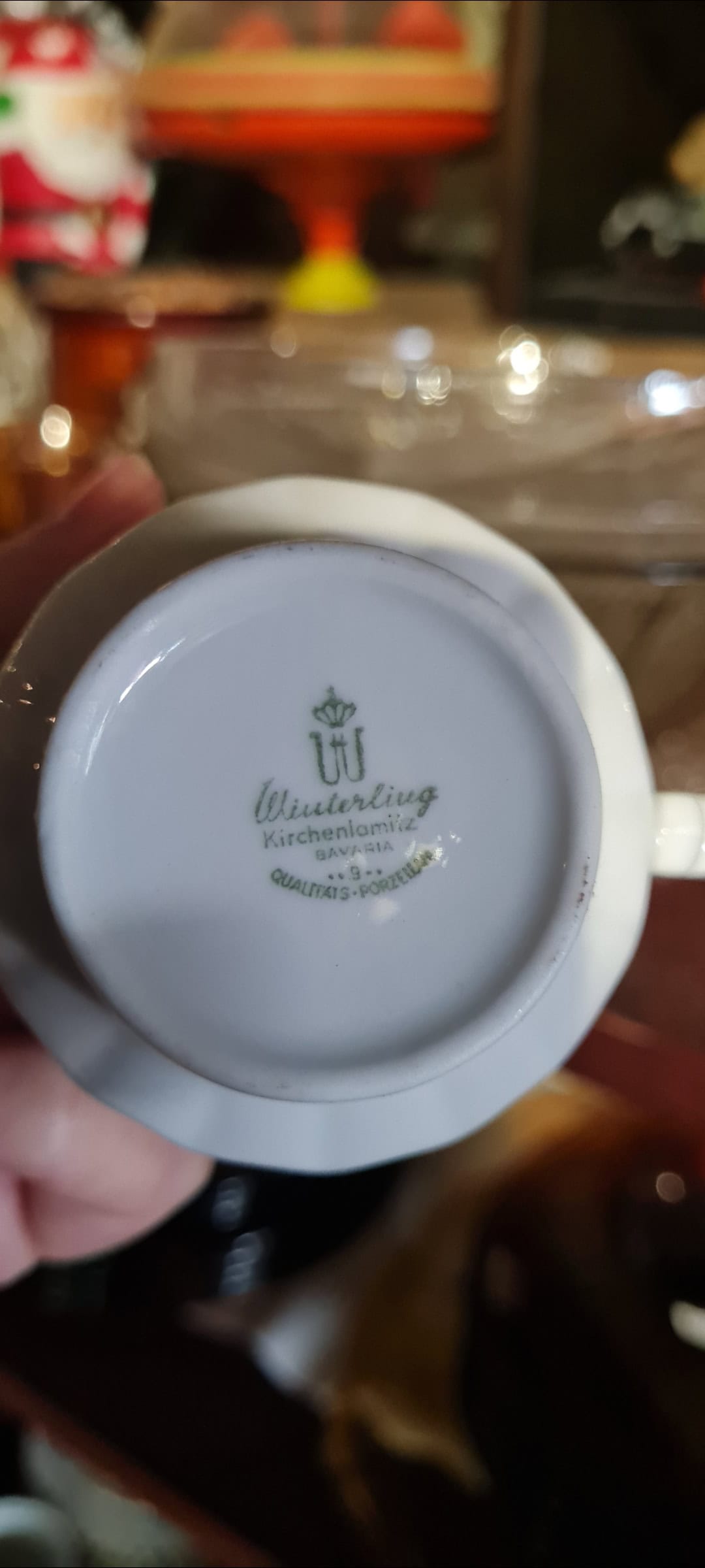 Förutom att det står Wiuterling kitchenlamiles Bavaria. Så står även siffran 9 med.
