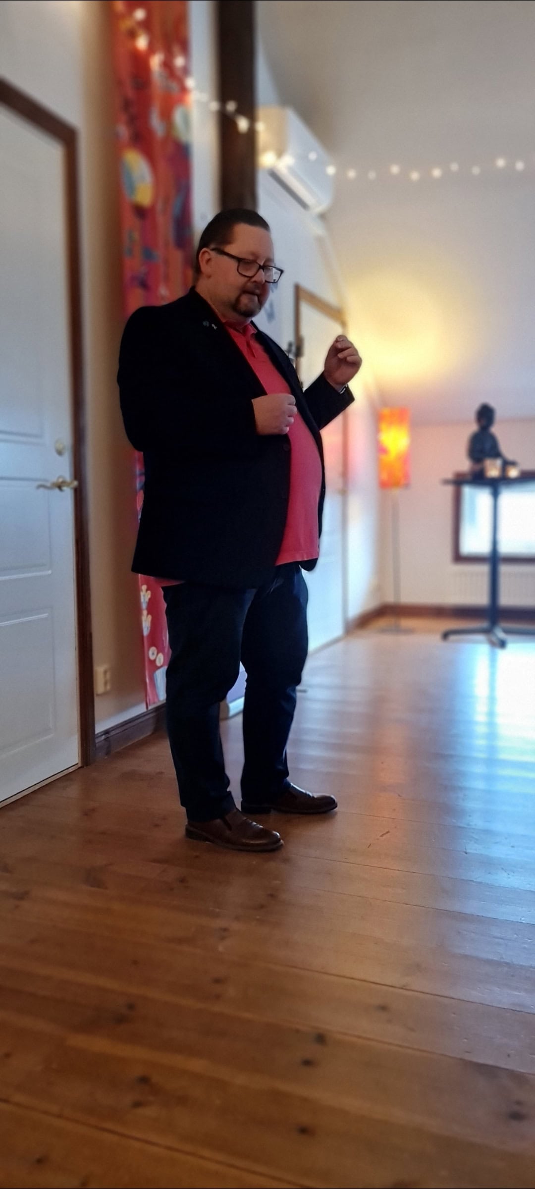 Denna man var först ut med att ge en kontakt från andra sidan. Även han är elev och nu har fått sitt kursbevis då han är en spirituell medium.