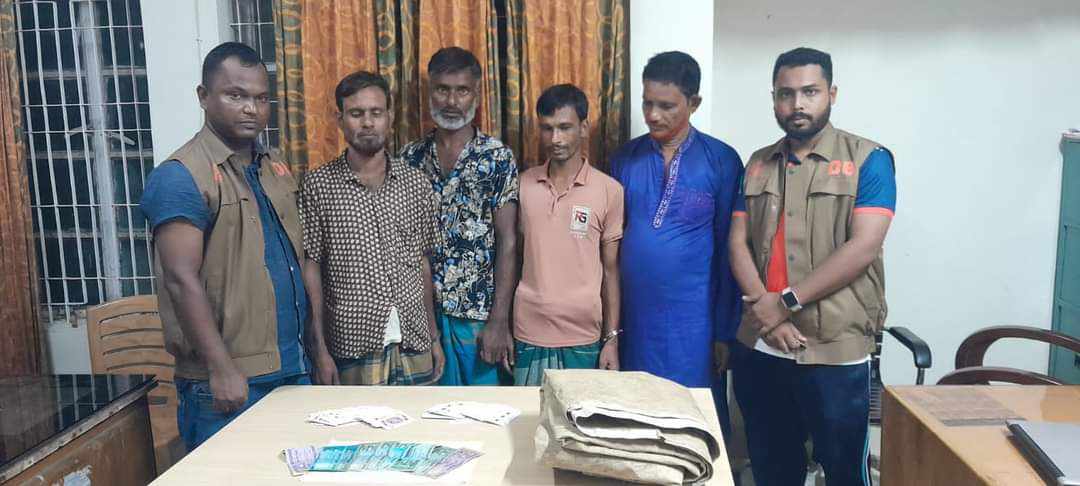 চুনারুঘাটে ডিবি’র অভিযানে নগদ টাকাসহ ৪ জুয়াড়ি আটক।