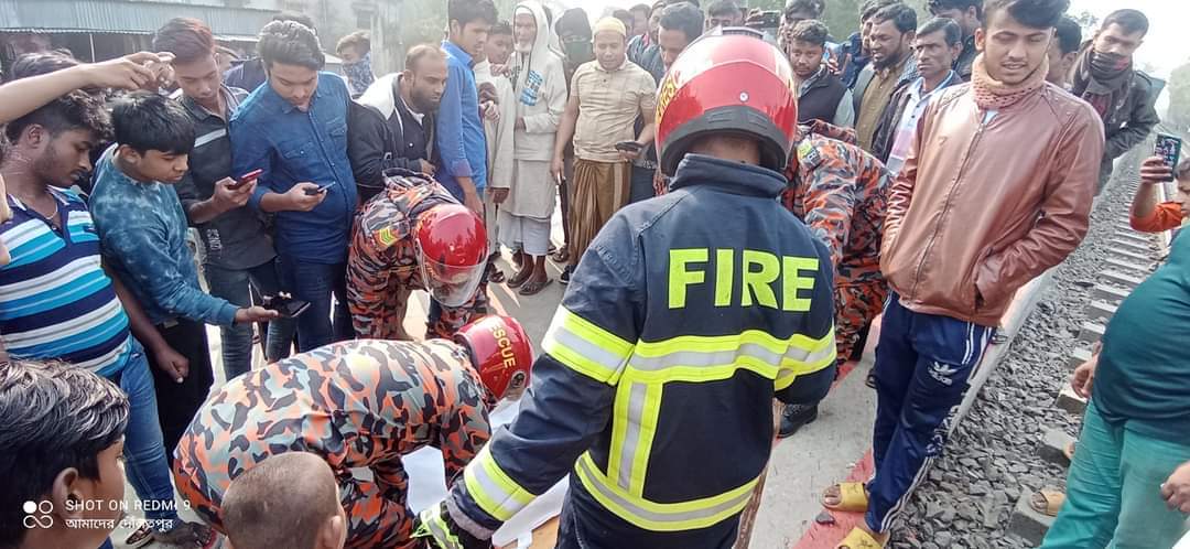 মোবাইলে কথা বলতে বলতে ট্রেনে কাটা পড়লো যুবক