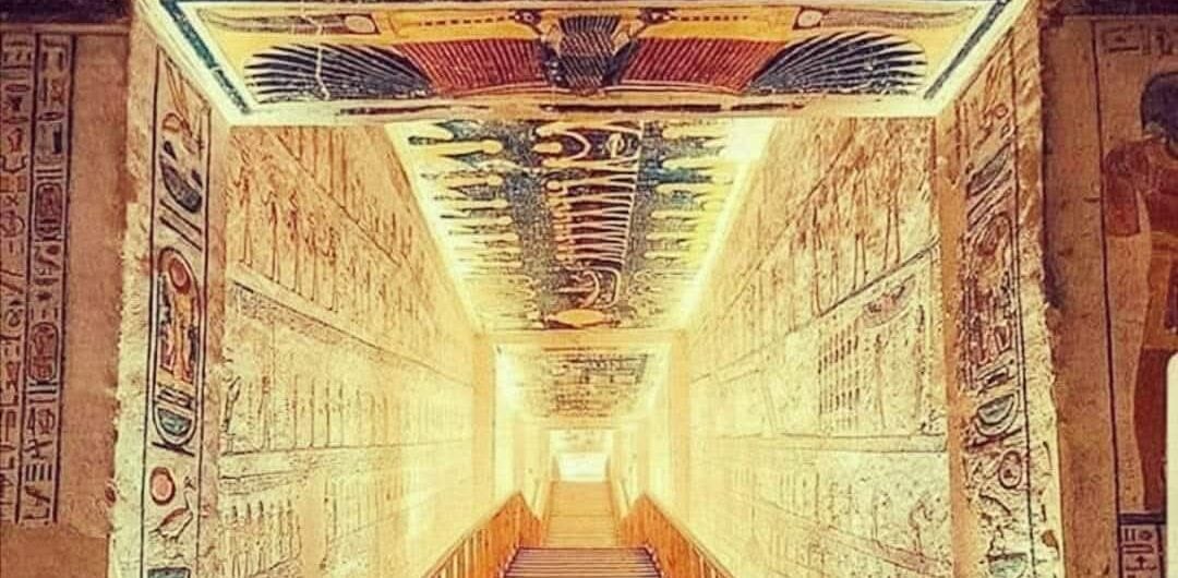 Eingang zu einem der Gräber im Tal der Könige in Luxor, Ägypten.