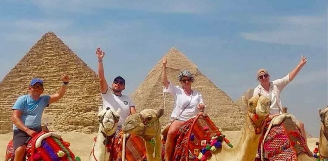 Marsa Alam Ausflüge : Familie auf Kamelen vor den Pyramiden von Gizeh